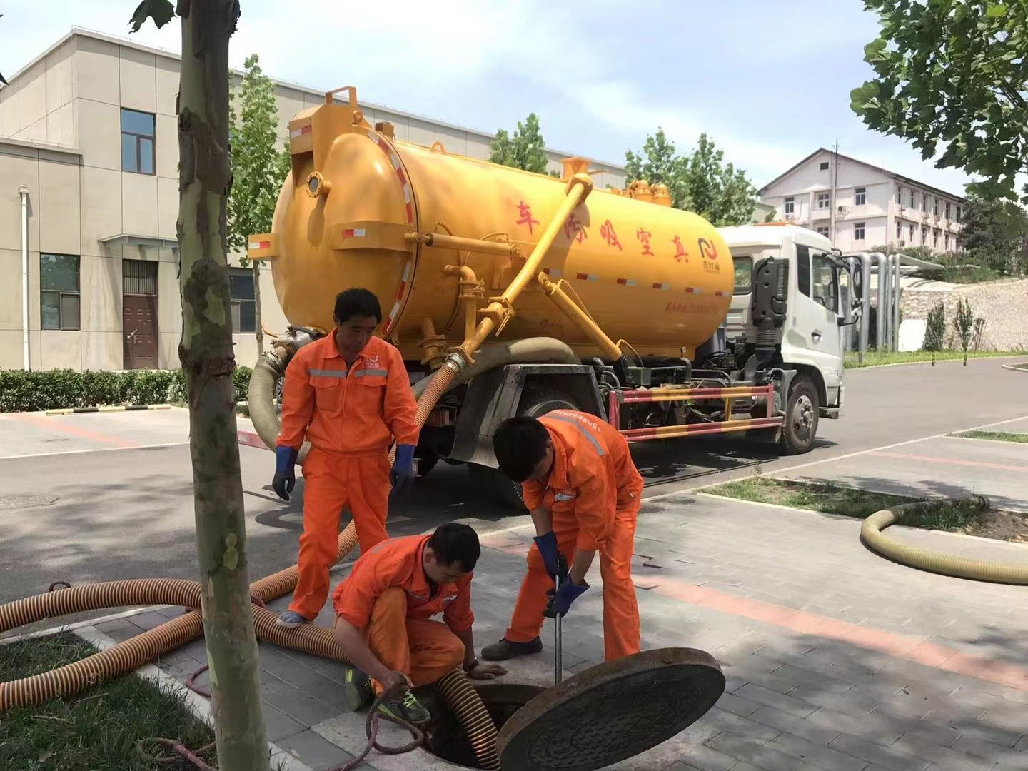 岐山管道疏通车停在窨井附近